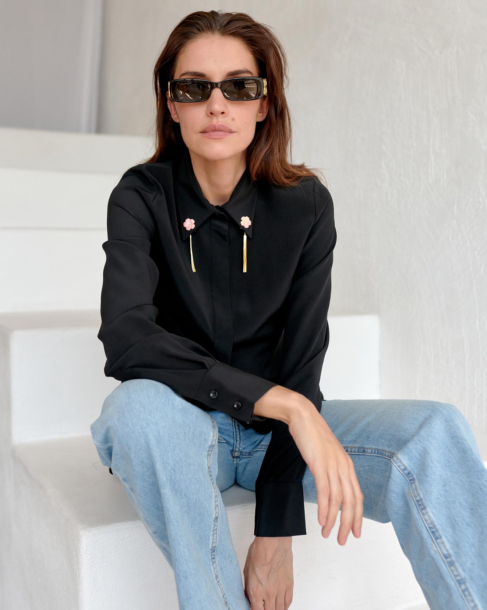 Блуза с запонками на воротнике