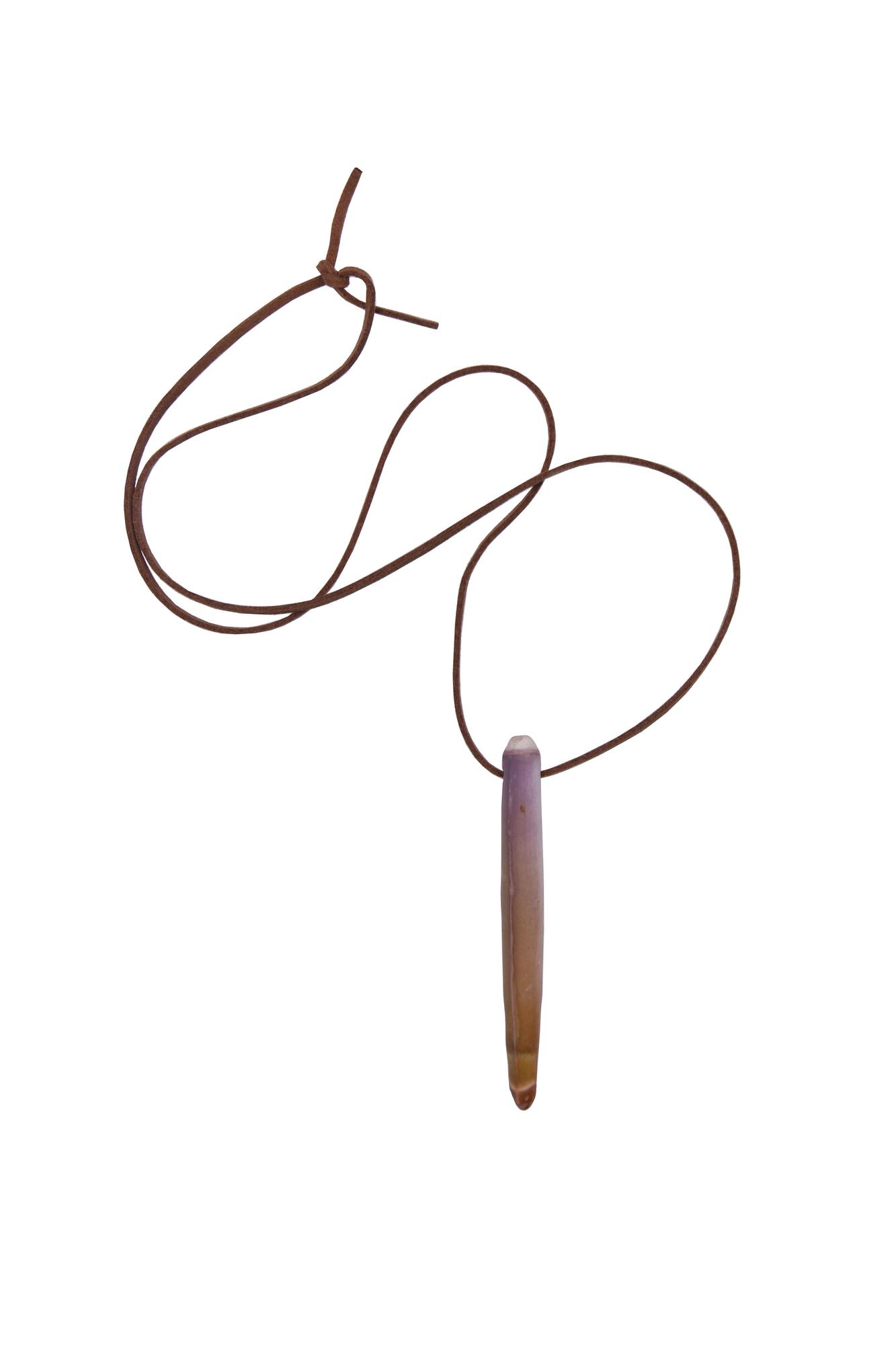 Колье на замшевом шнуре с кораллом