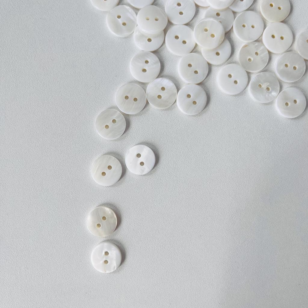 Пуговицы из ракушки. Молочный перламутр. 15 мм