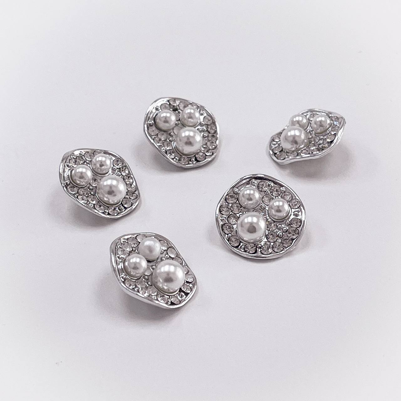 Набор декоративных серебряных пуговиц. Звучит как море