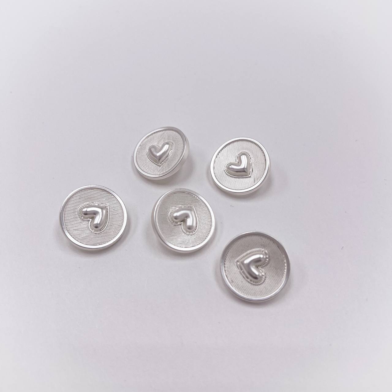 Набор декоративных серебряных пуговиц. Звучит как дружба