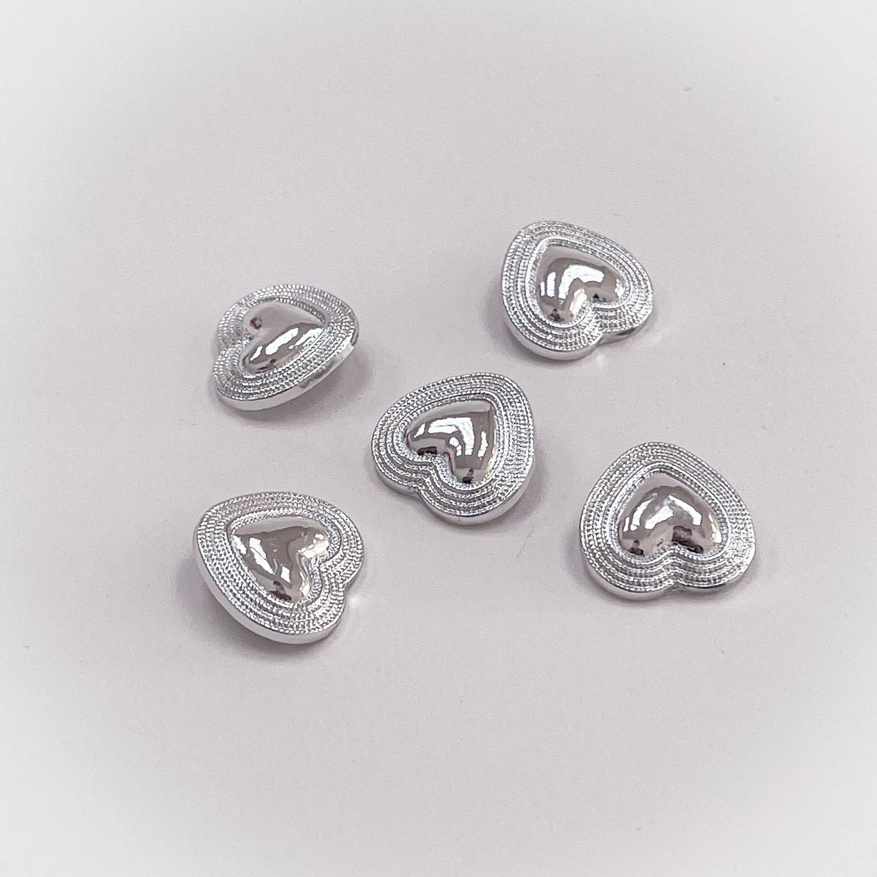 Набор декоративных серебряных пуговиц. Звучит как красота