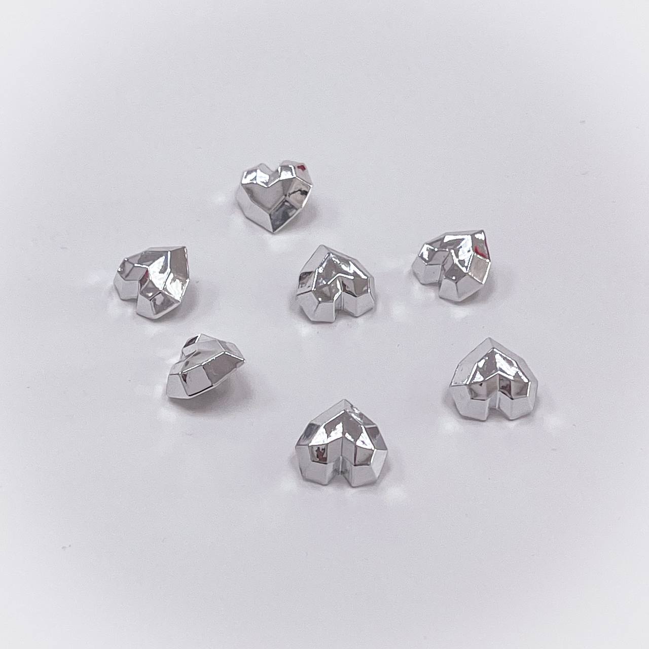 Набор декоративных серебряных пуговиц. Звучит как приключение