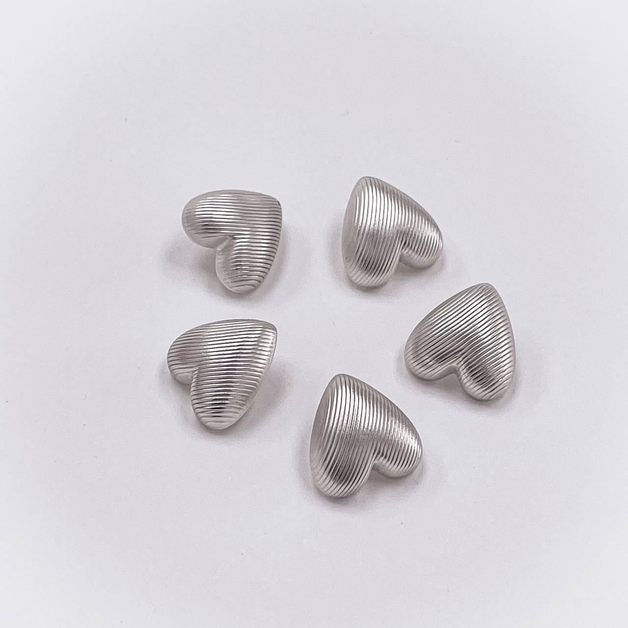 Набор декоративных серебряных пуговиц. Звучит как конфетка