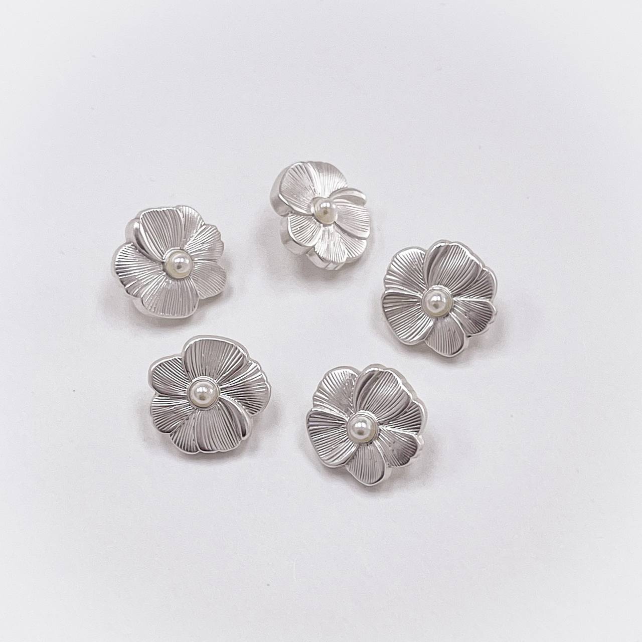 Набор декоративных серебряных пуговиц. Звучит как камея