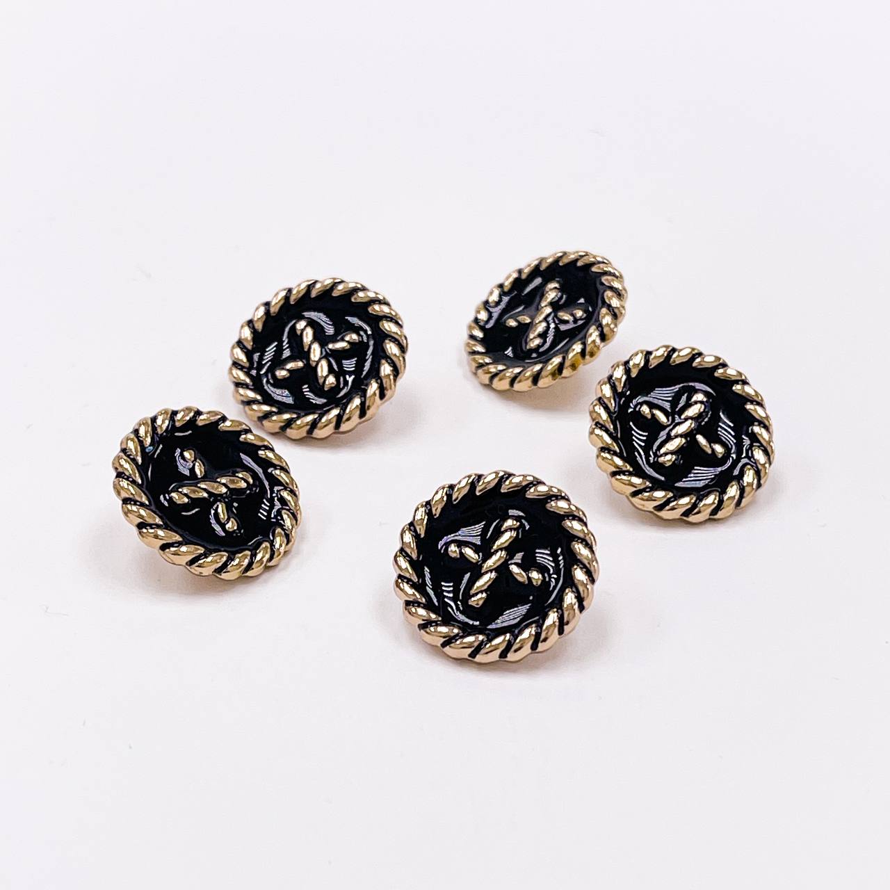 Набор декоративных золотых пуговиц. Звучит как океан