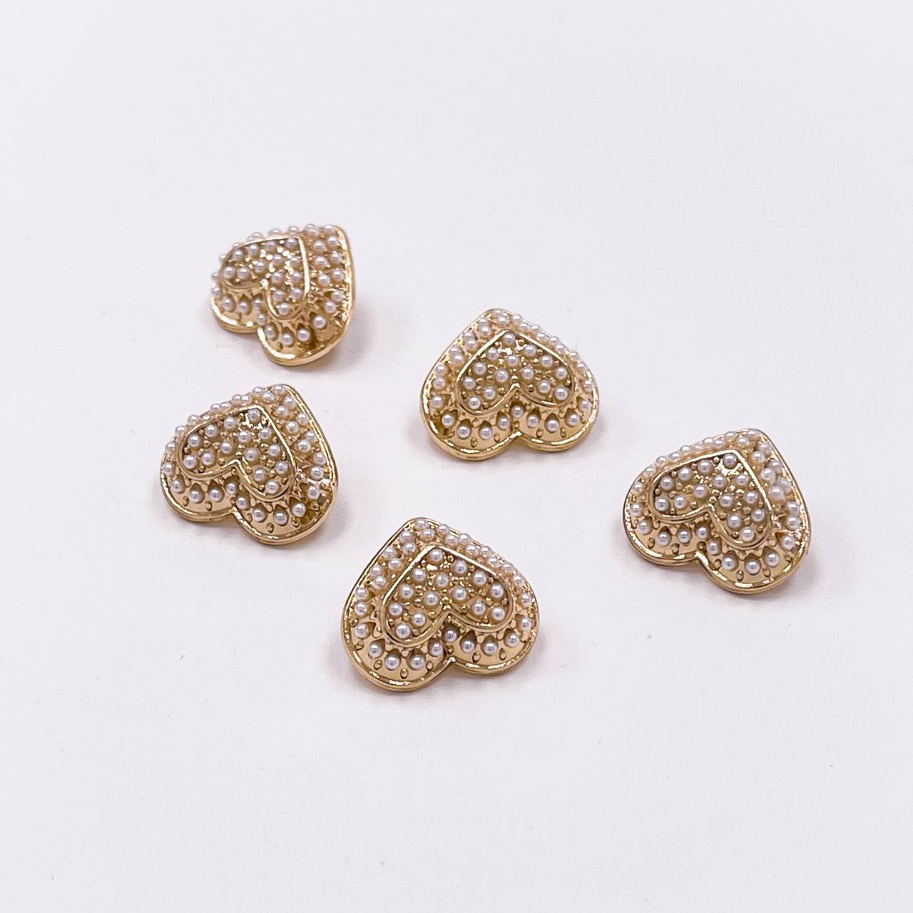 Набор декоративных золотых пуговиц. Звучит как богатство