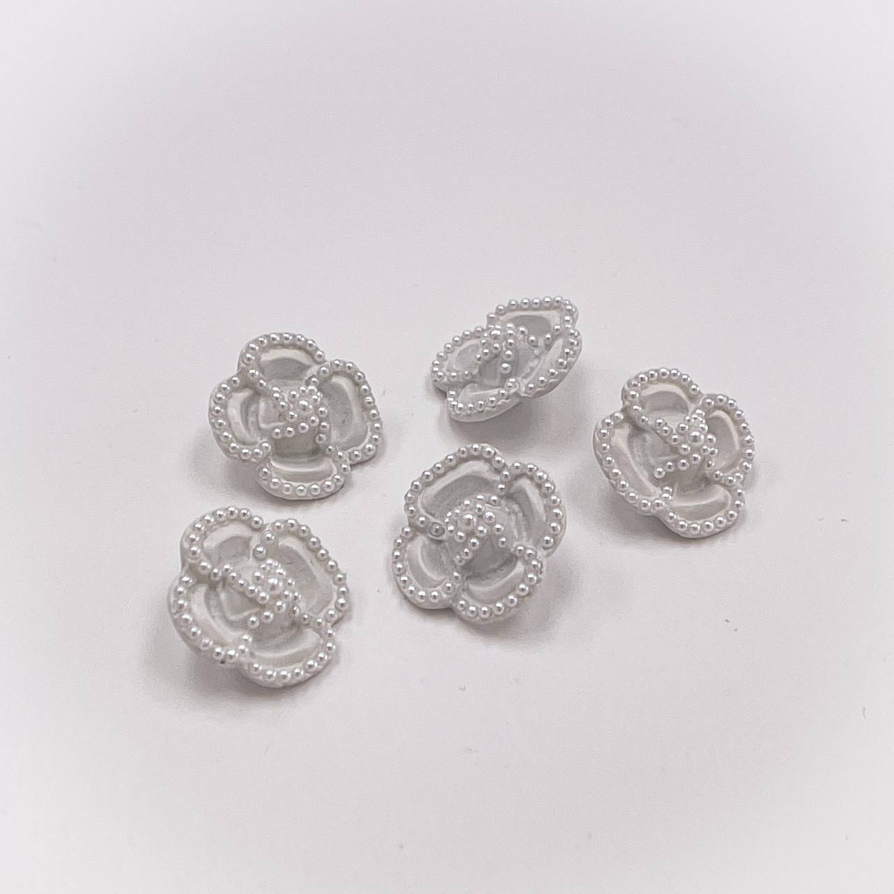 Набор декоративных металлических пуговиц. Звучит как клевер