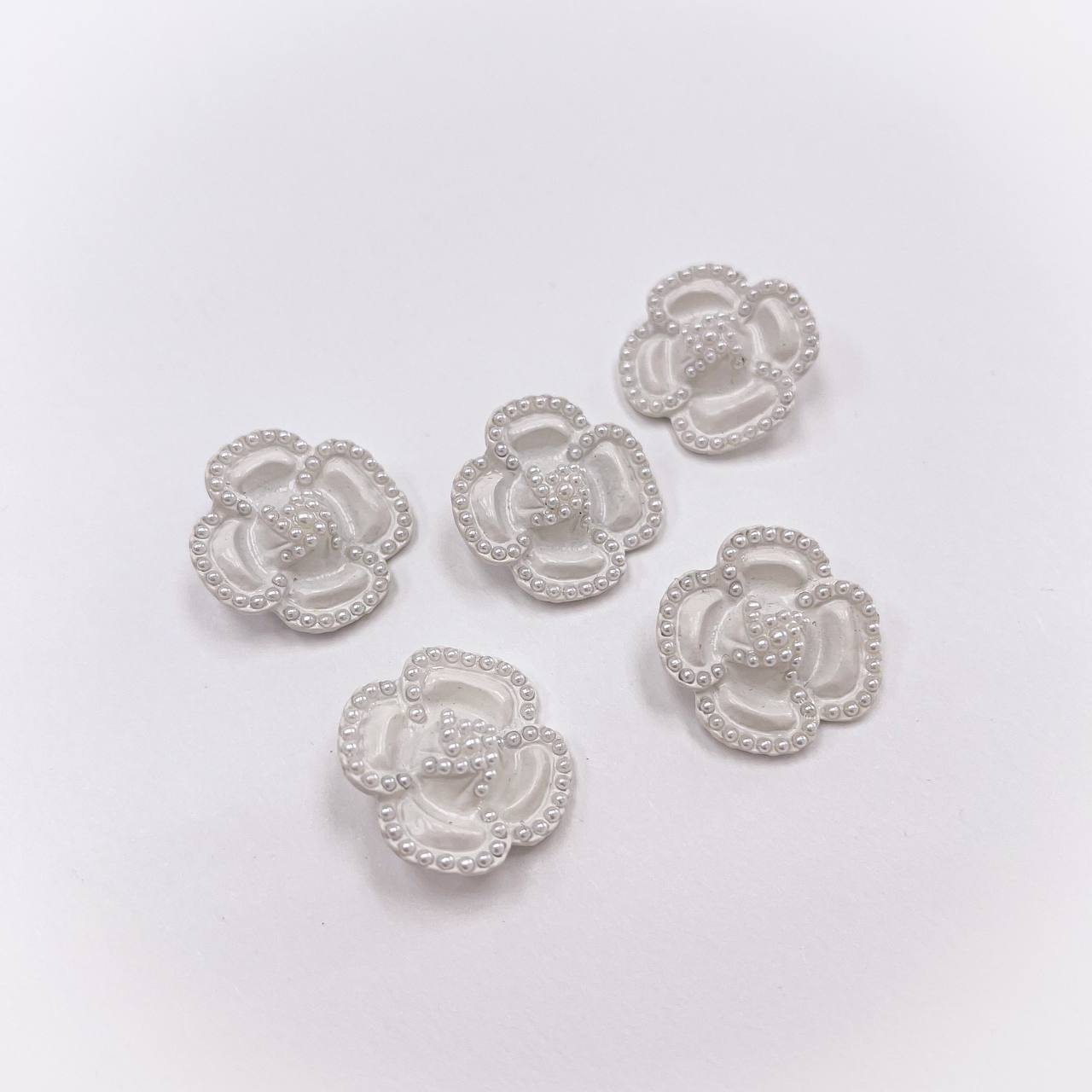 Набор декоративных металлических пуговиц. Звучит как удача