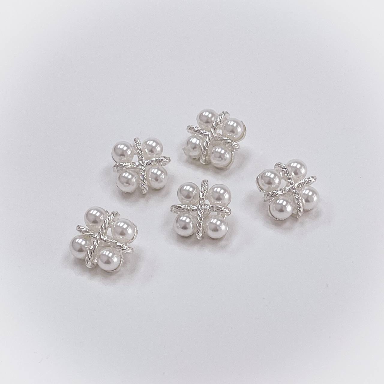 Набор декоративных серебряных пуговиц. Звучит как подарок