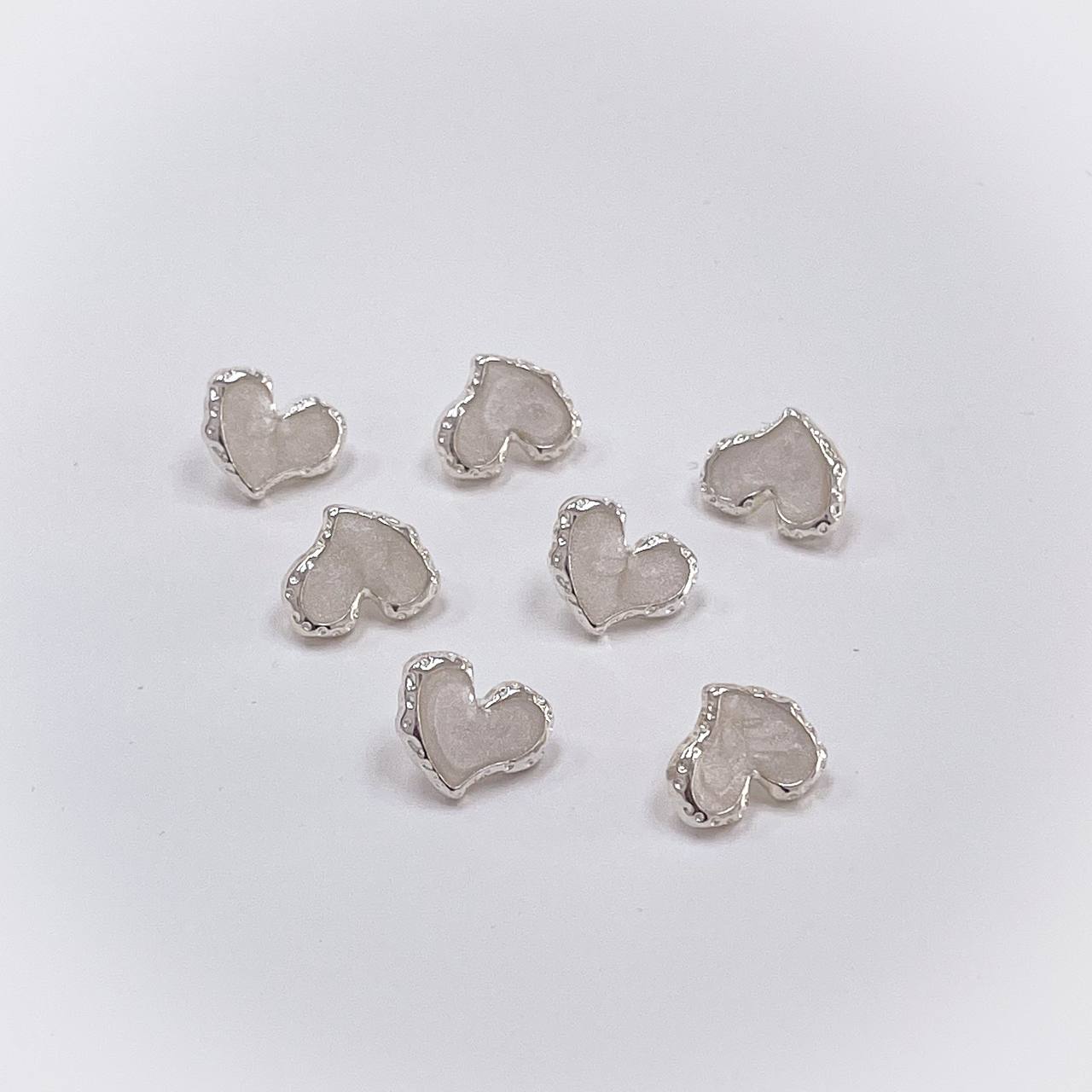 Набор декоративных серебряных пуговиц. Звучит как глазурь