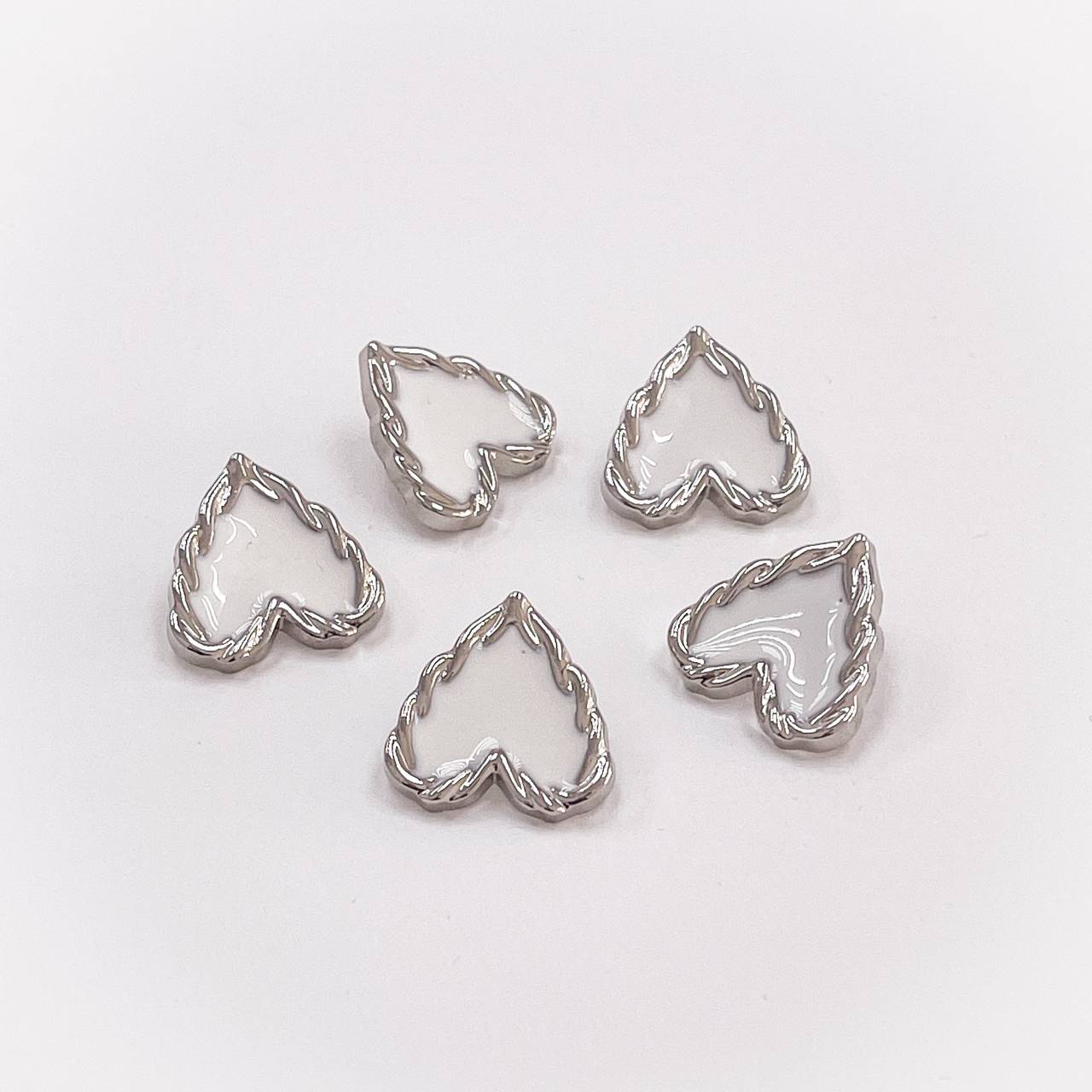 Набор декоративных серебряных пуговиц. Звучит как забота