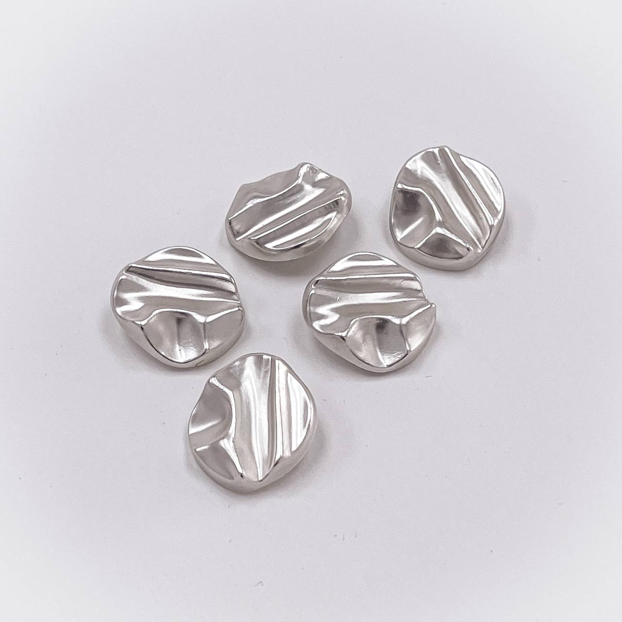 Набор декоративных серебряных пуговиц. Звучит как иней