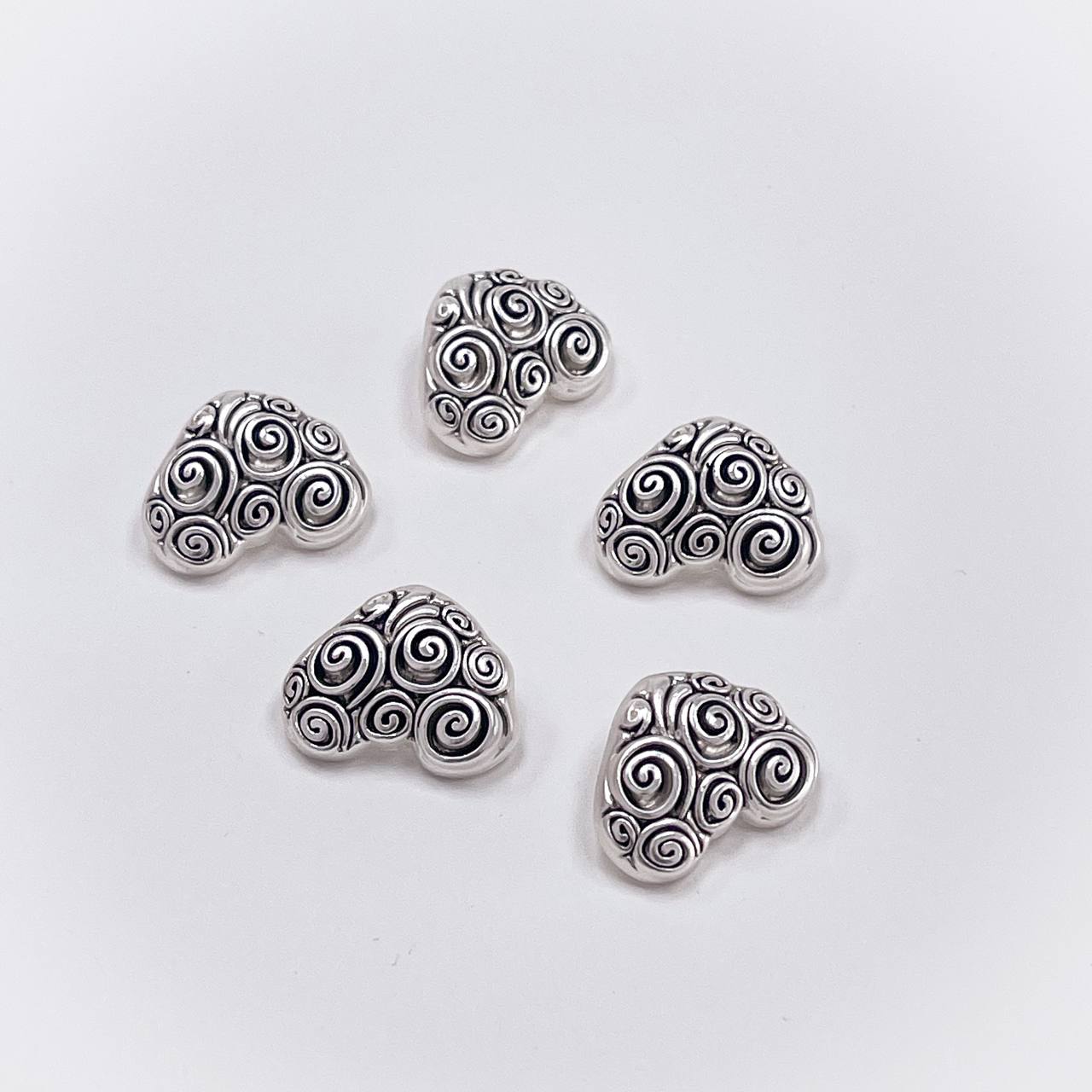 Набор декоративных серебряных пуговиц. Звучит как кружево
