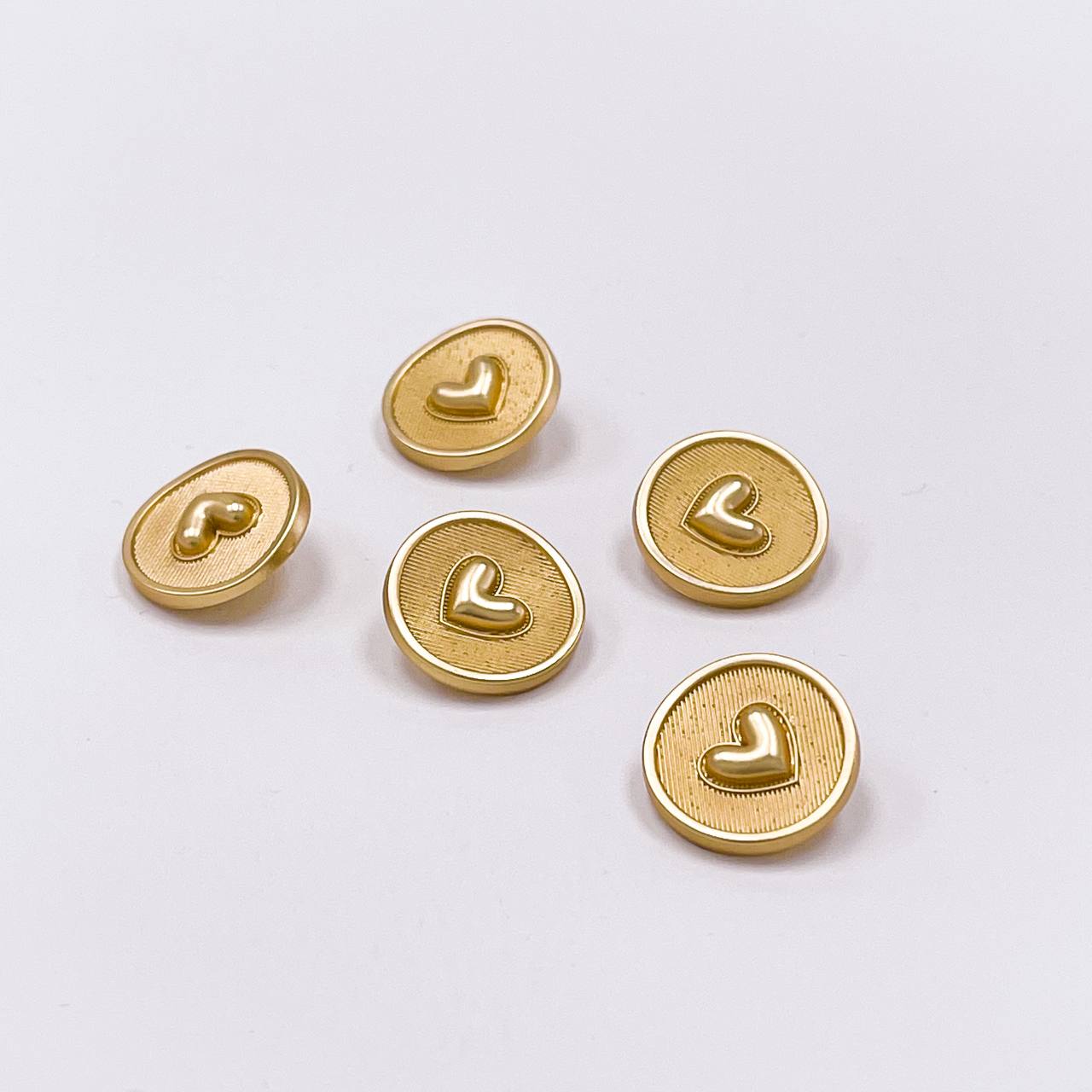 Набор декоративных золотых пуговиц. Звучит как нежность