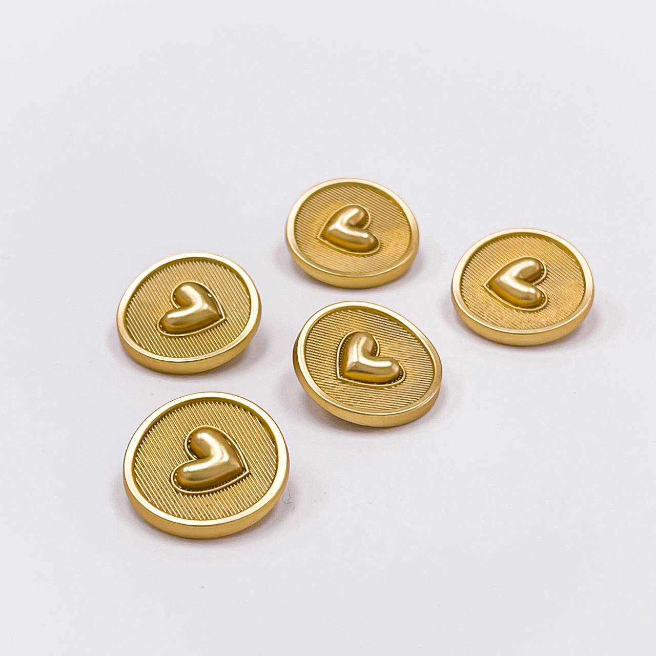 Набор декоративных золотых пуговиц. Звучит как доброта