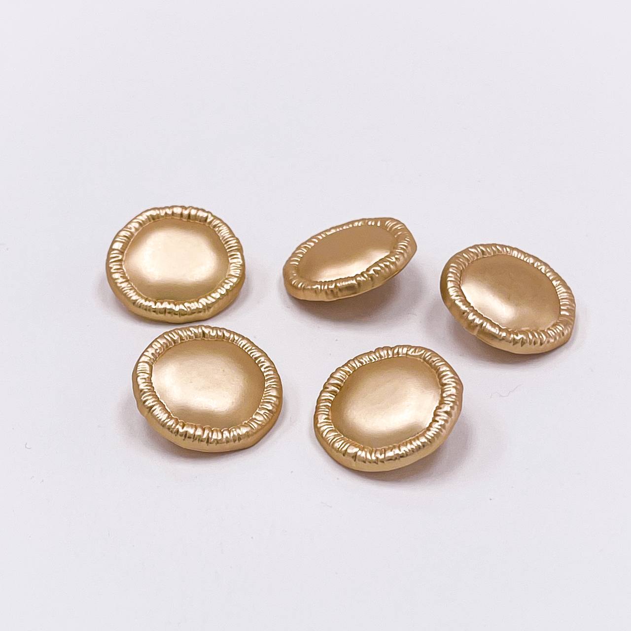 Набор декоративных золотых пуговиц. Звучит как Солнце