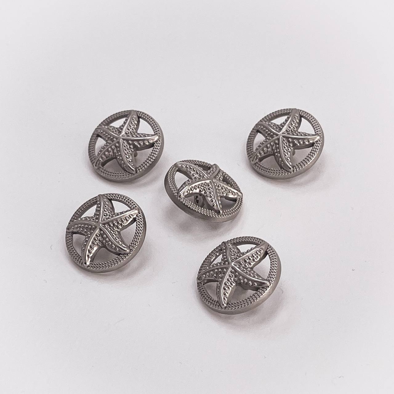 Набор декоративных серебряных пуговиц. Звучит как риф
