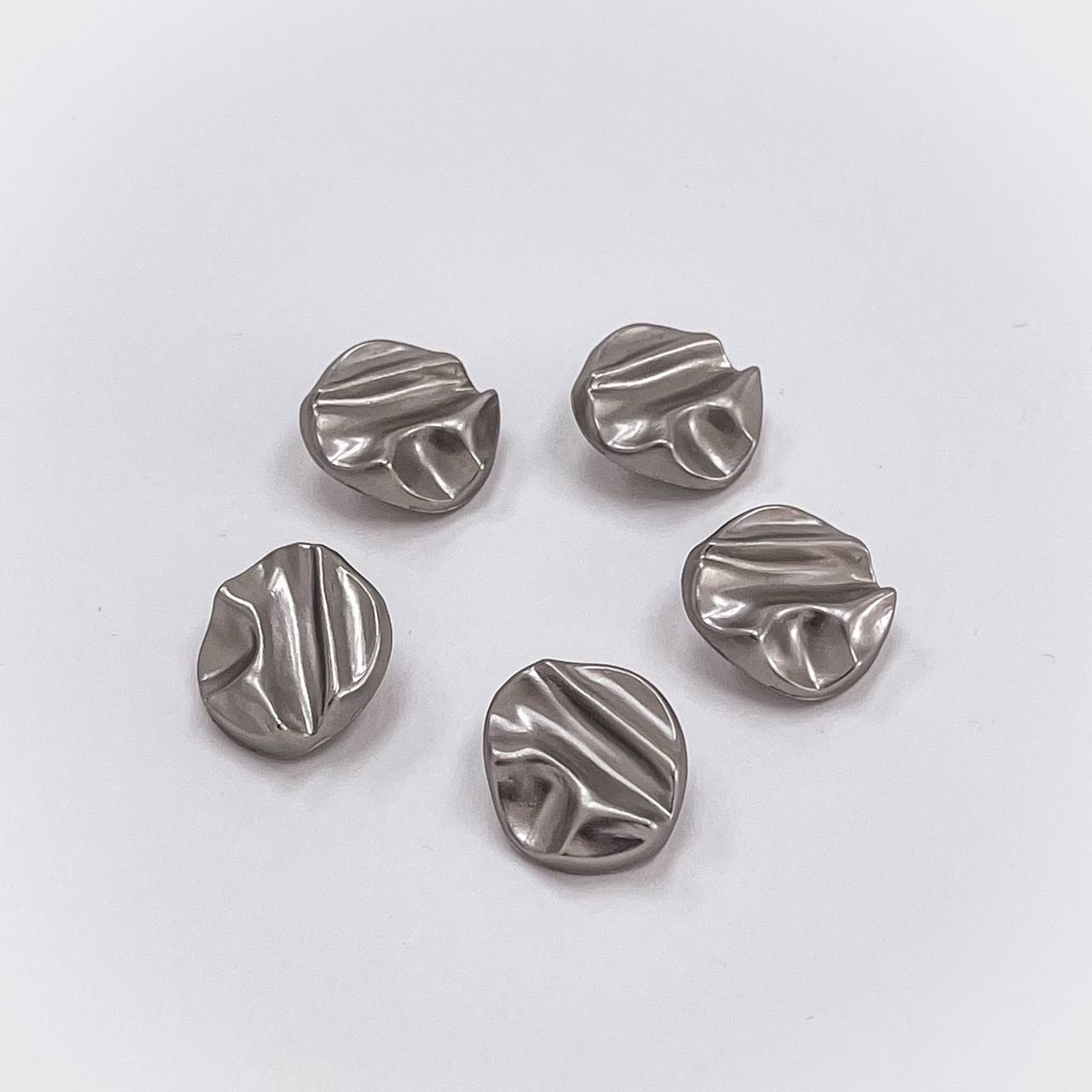 Набор декоративных серебряных пуговиц. Звучит как смог