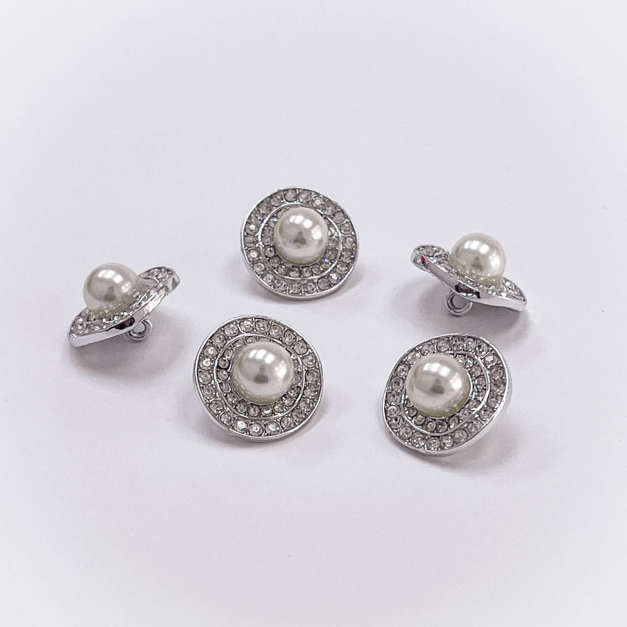 Набор декоративных серебряных пуговиц. Звучит как мираж