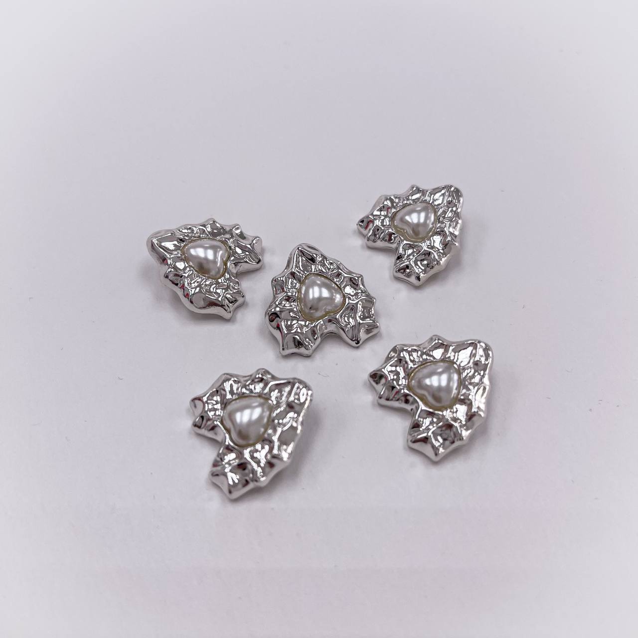 Набор декоративных серебряных пуговиц. Звучит как льдинка