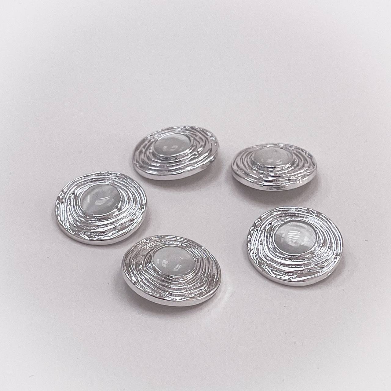 Набор декоративных серебряных пуговиц. Звучит как Луна