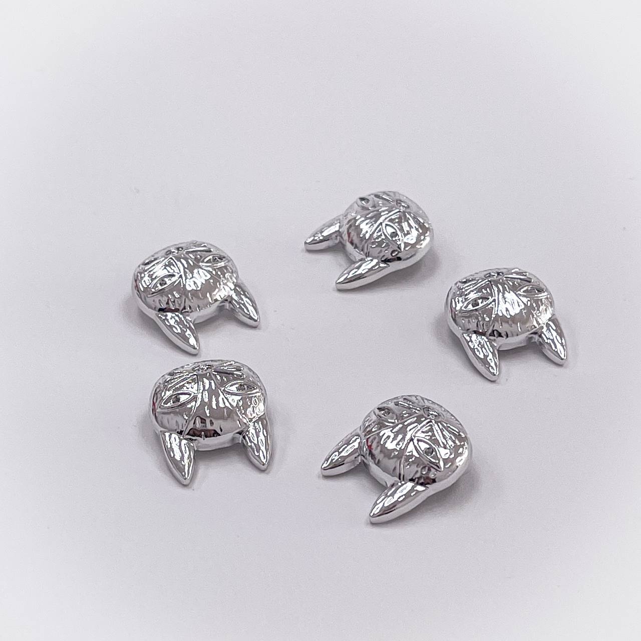 Набор декоративных серебряных пуговиц. Звучит как кошка