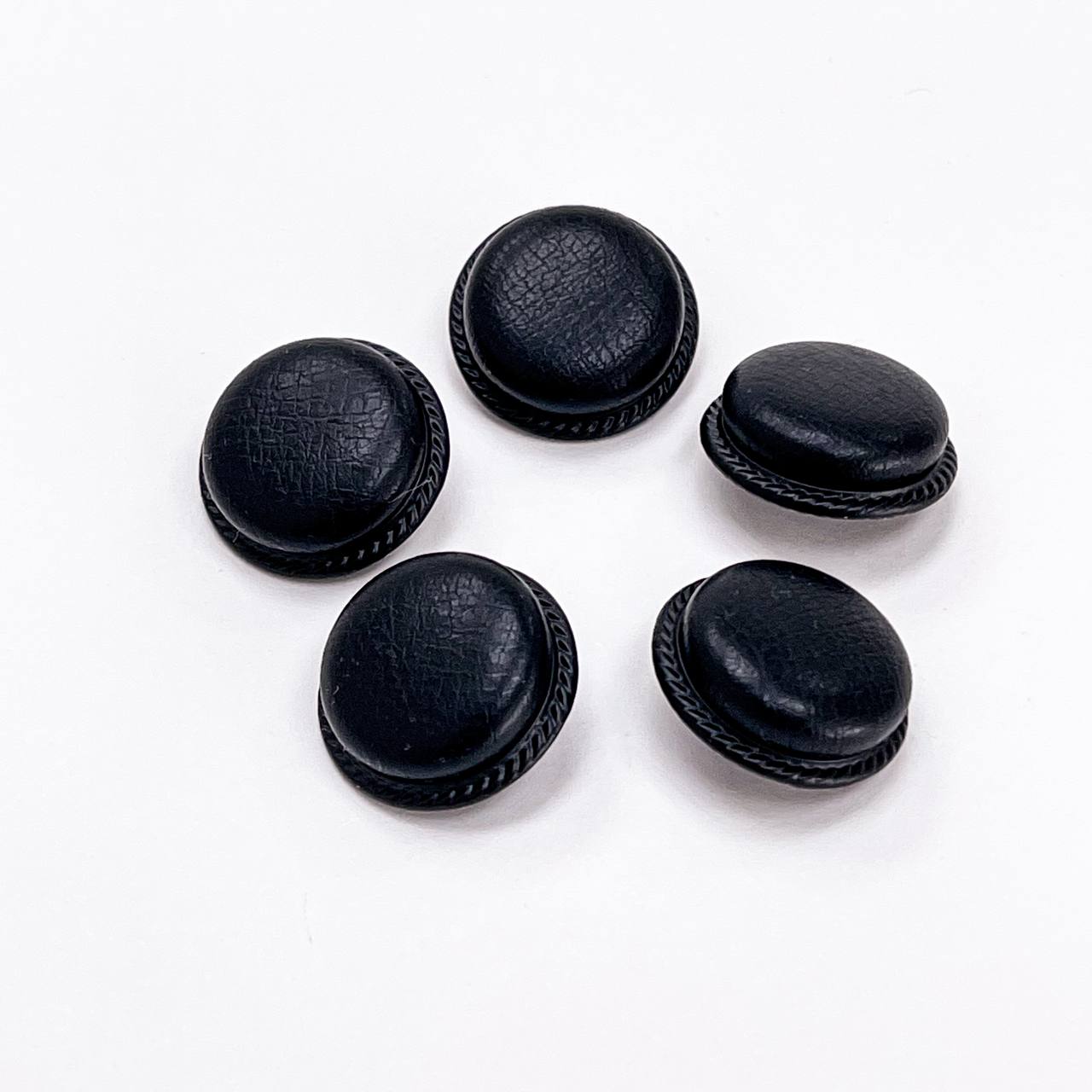 Набор декоративных металлических пуговиц. Звучит как кожа