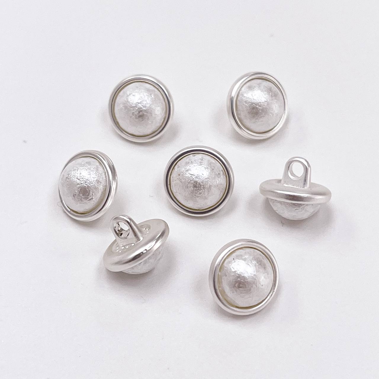 Набор декоративных серебрных пуговиц. Звучит как роса