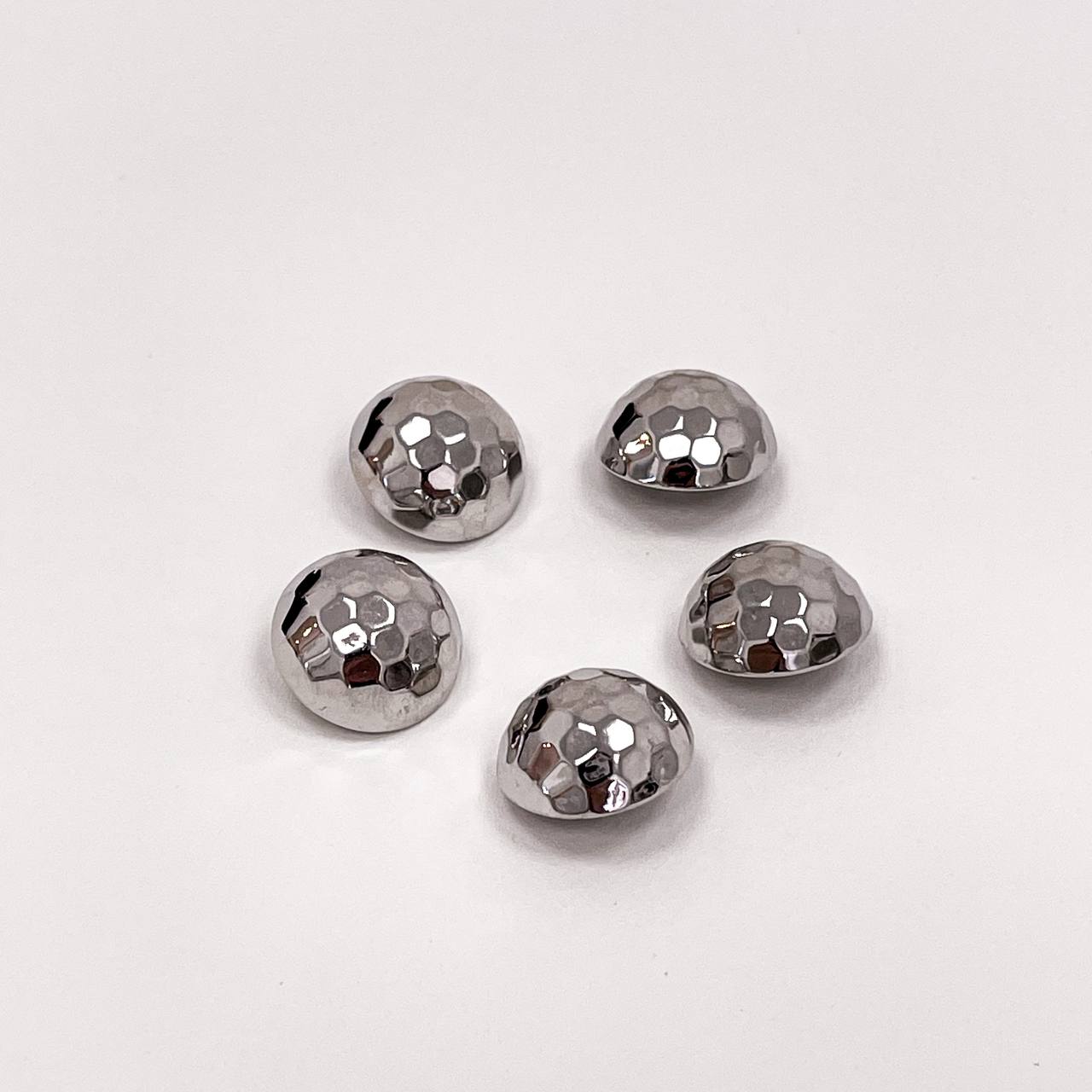 Набор декоративных серебряных пуговиц. Звучит как вечеринка