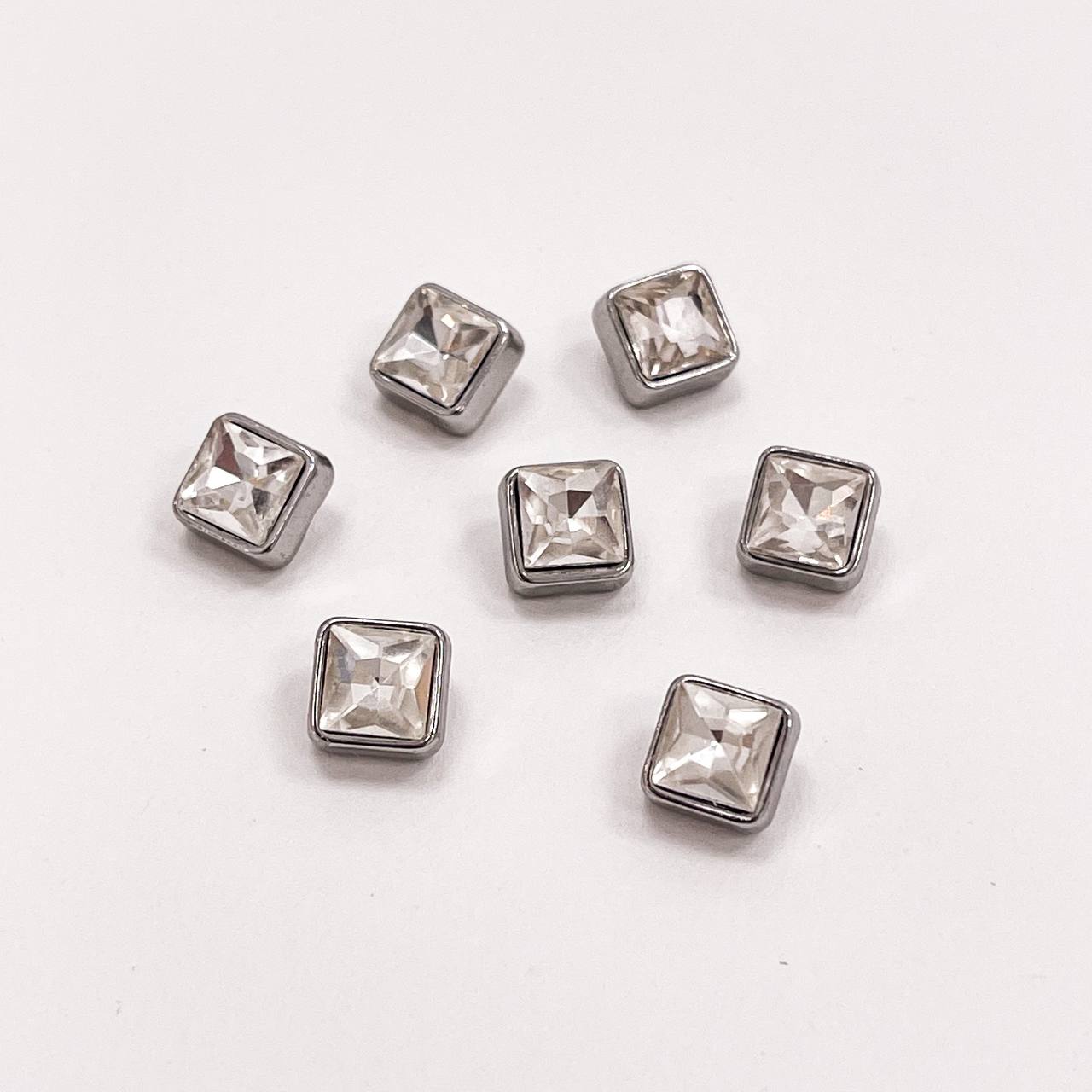 Набор декоративных серебряных пуговиц. Звучит как стекло