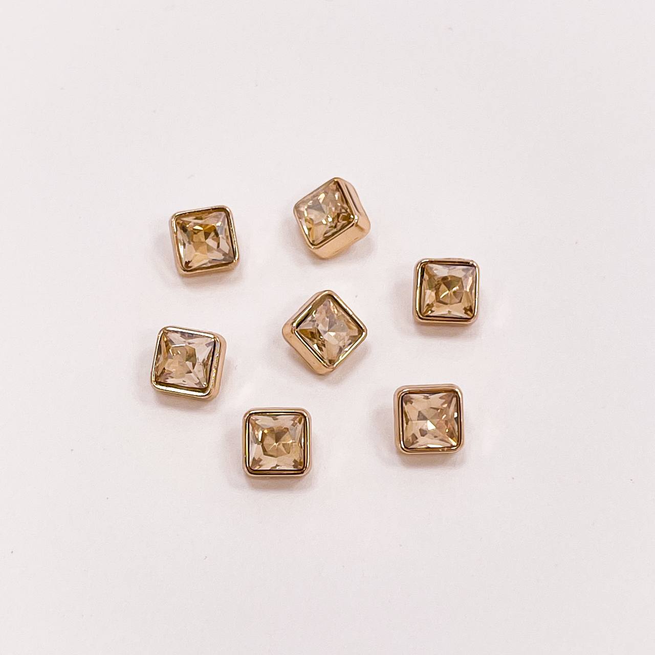 Набор декоративных золотых пуговиц. Звучит как витраж