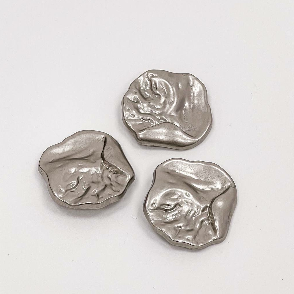 Набор декоративных металлических пуговиц. Звучит как олово