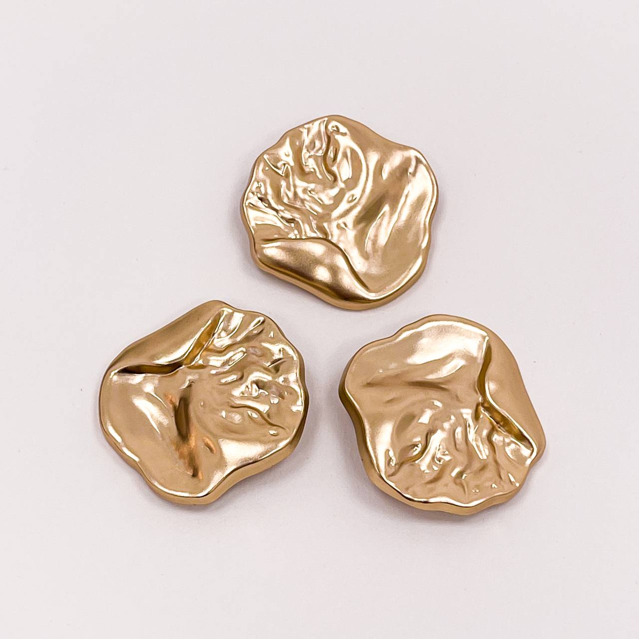 Набор декоративных золотых пуговиц. Звучит как магма