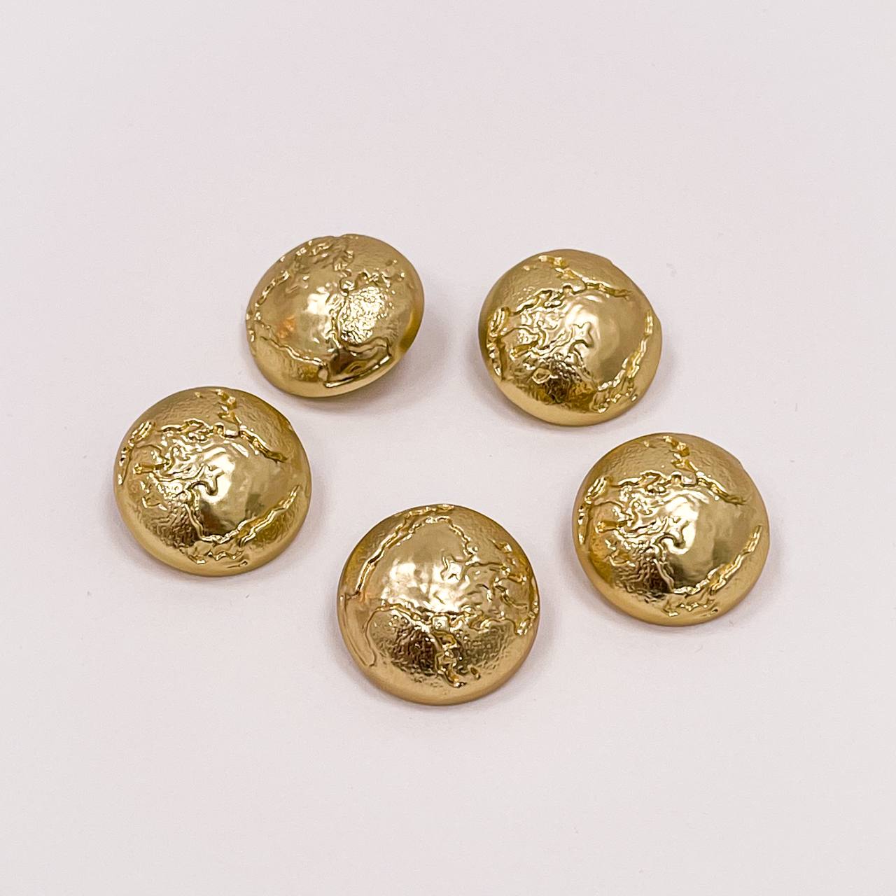 Набор декоративных золотых пуговиц. Звучит как трюфель