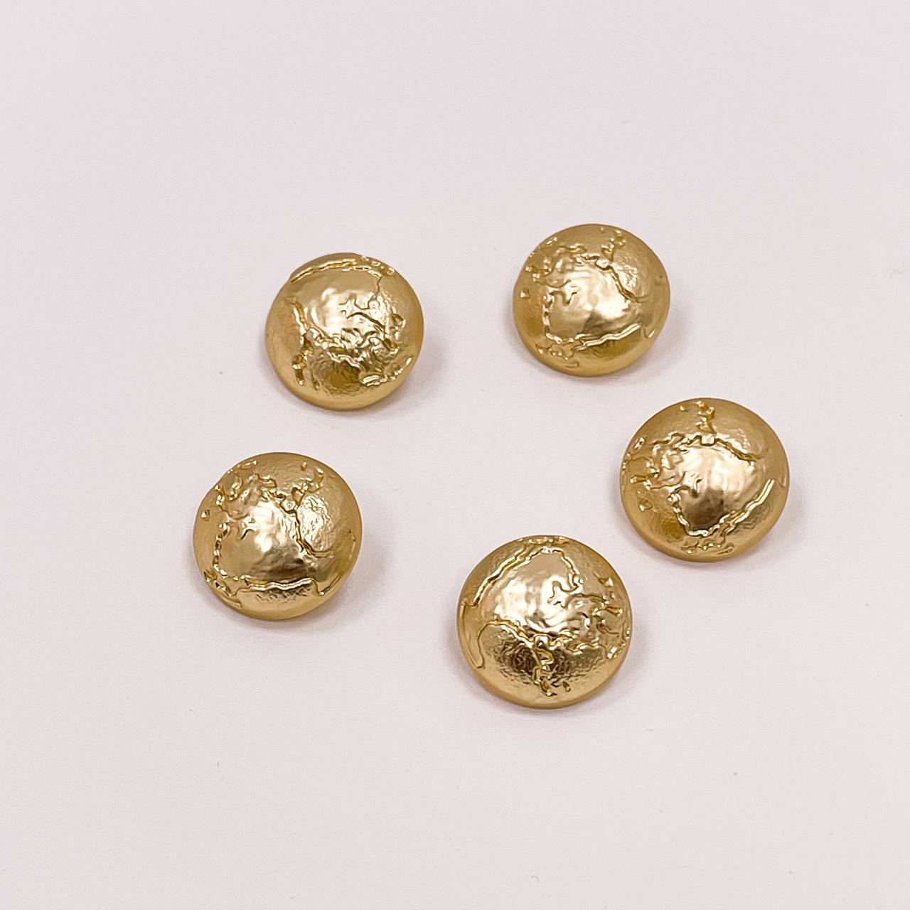 Набор декоративных золотых пуговиц. Звучит как марципан