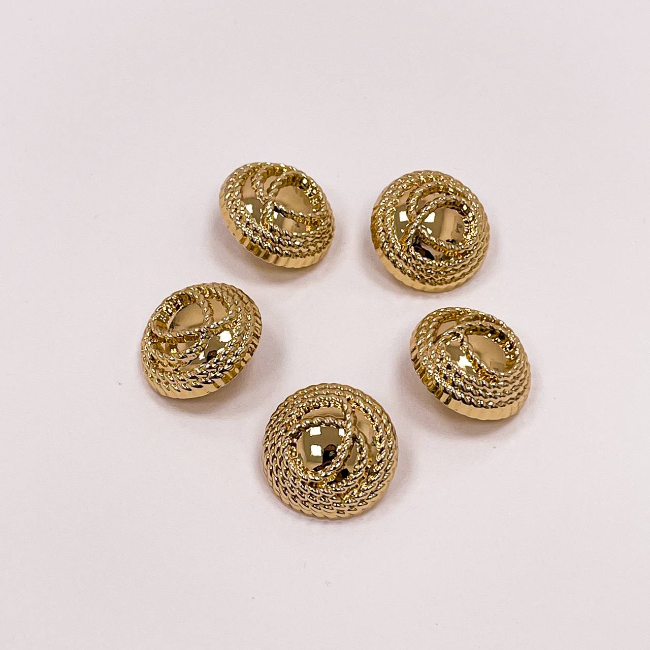 Набор декоративных золотых пуговиц. Звучит как узел