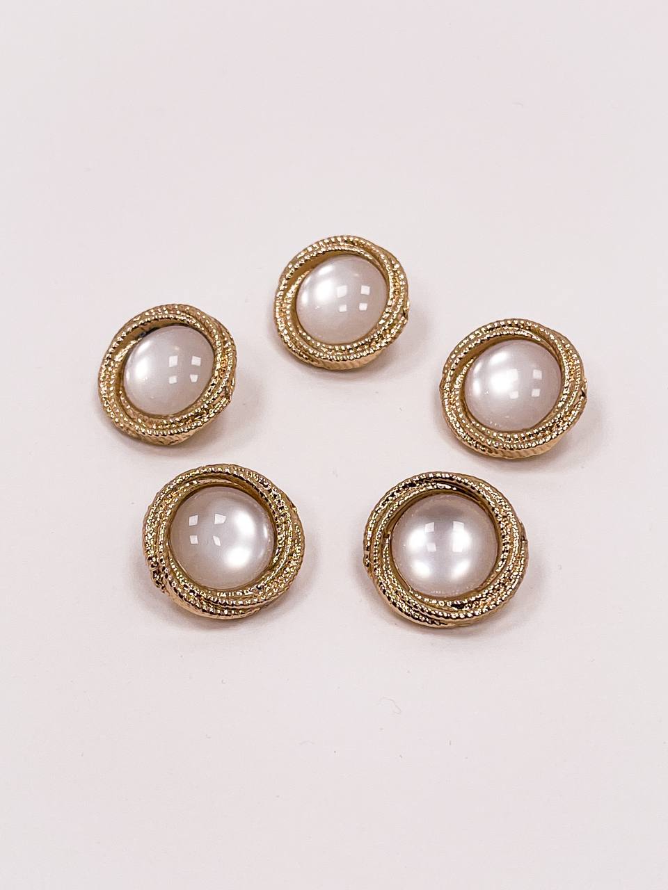 Набор декоративных золотых пуговиц. Звучит как омут