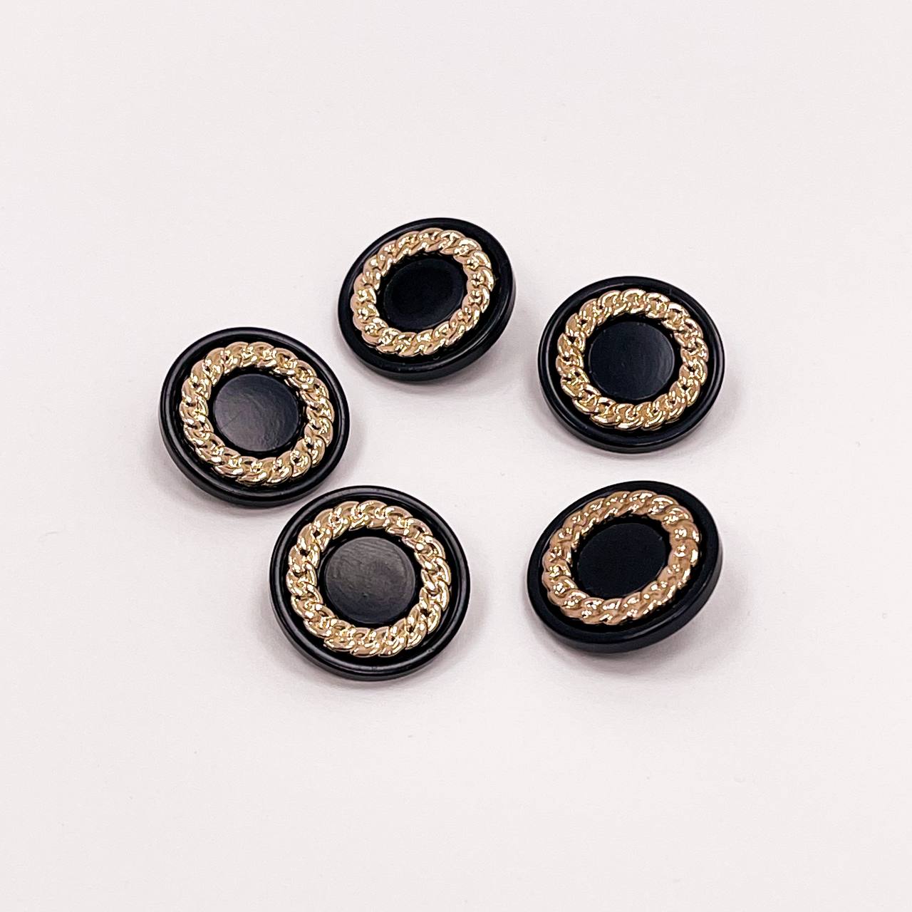 Набор декоративных золотых пуговиц. Звучит как раут