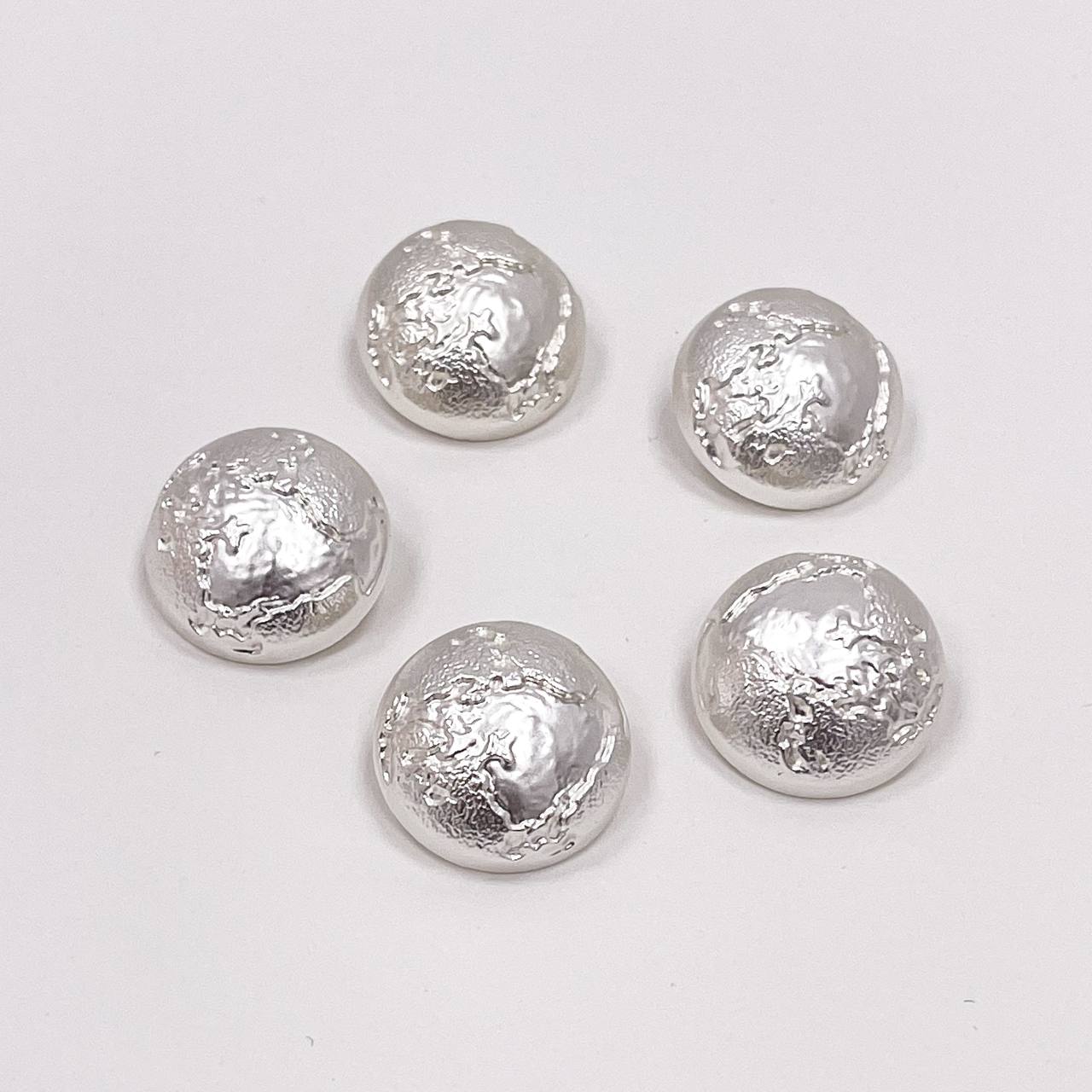 Набор декоративных серебряных пуговиц. Звучит как леденец
