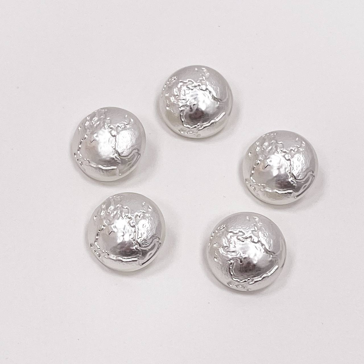 Набор декоративных серебряных пуговиц. Звучит как карамелька