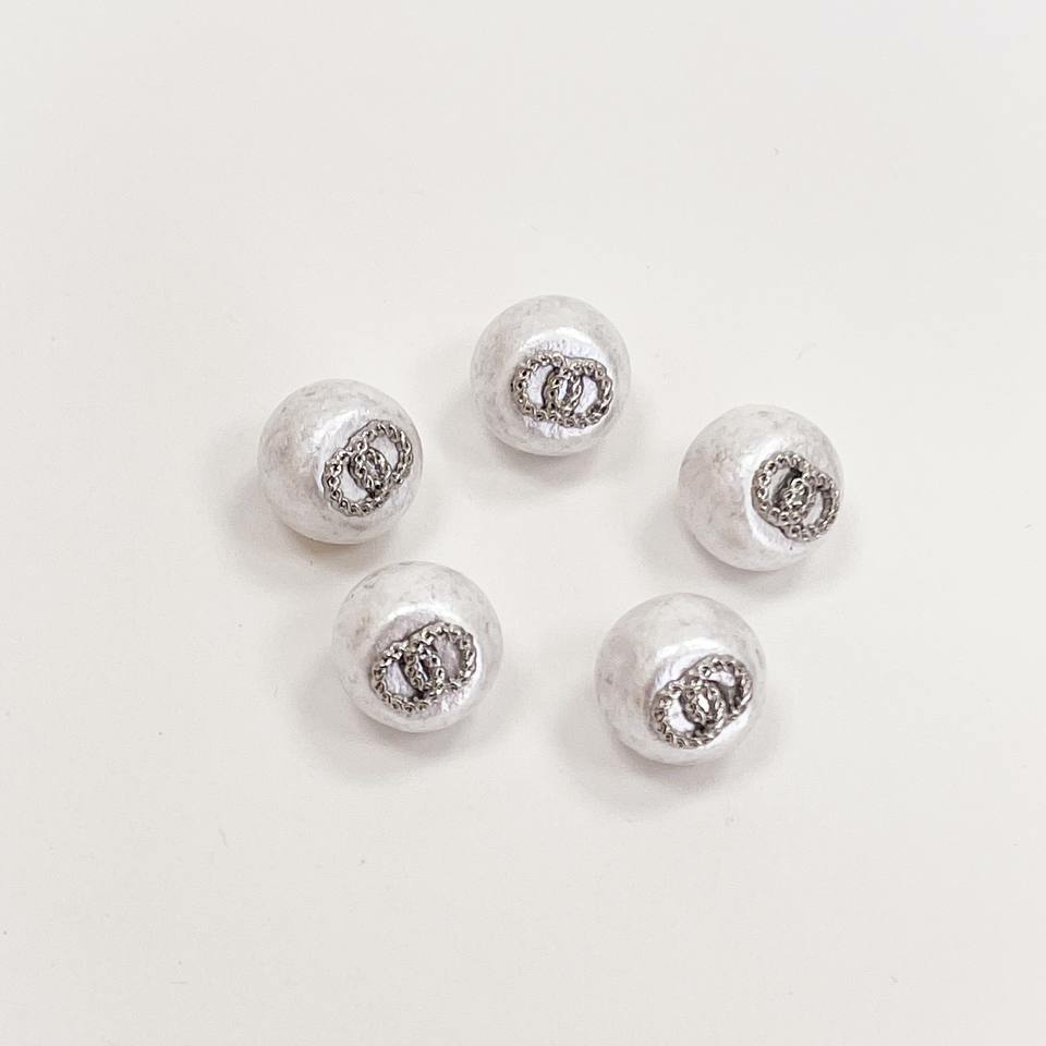 Набор декоративных серебряных пуговиц. Звучит как Бриз