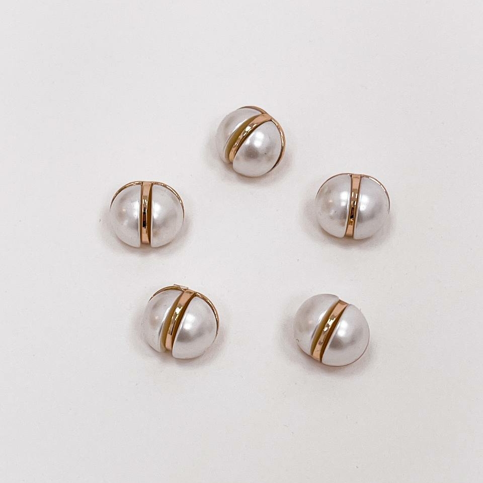 Набор декоративных золотых пуговиц. Звучит как Пикник