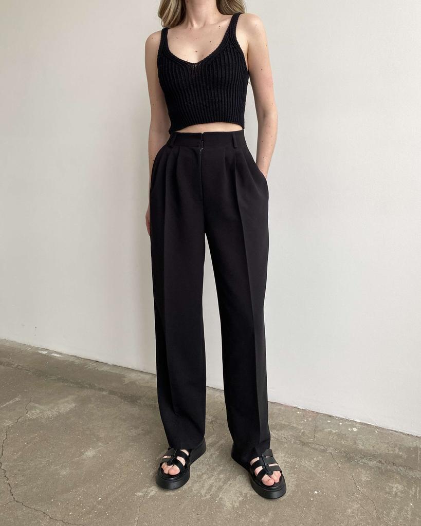 Черные брюки со стрелками