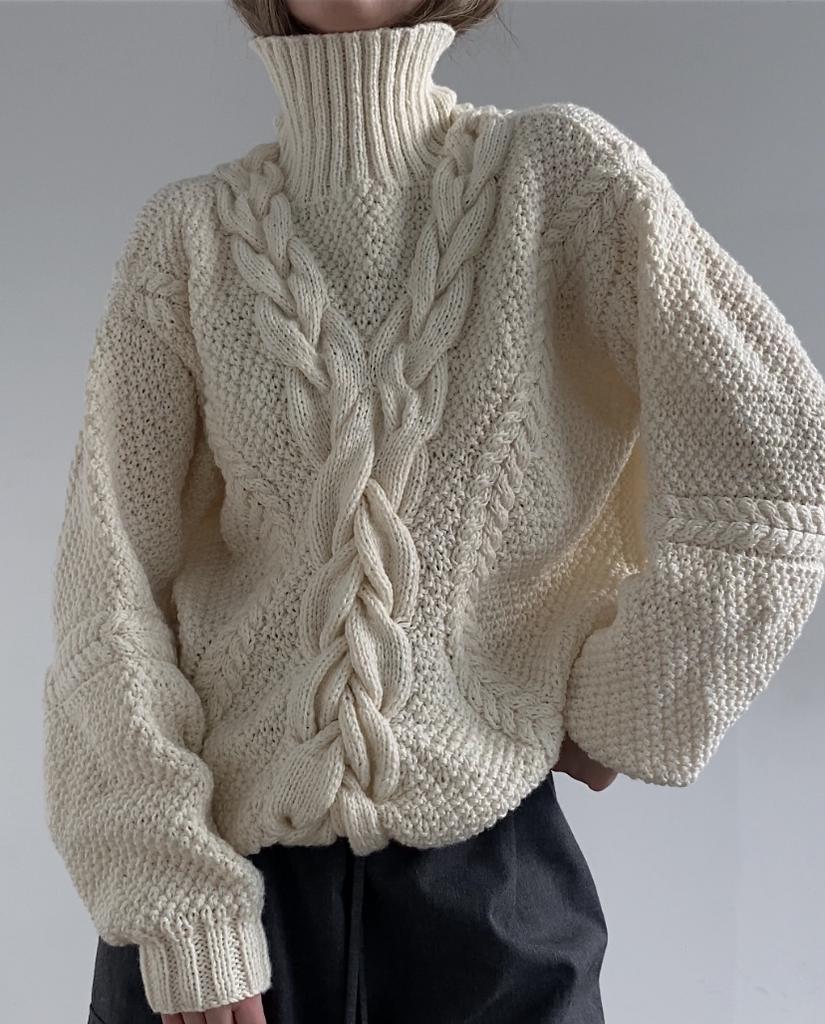Свитер с косами молочный