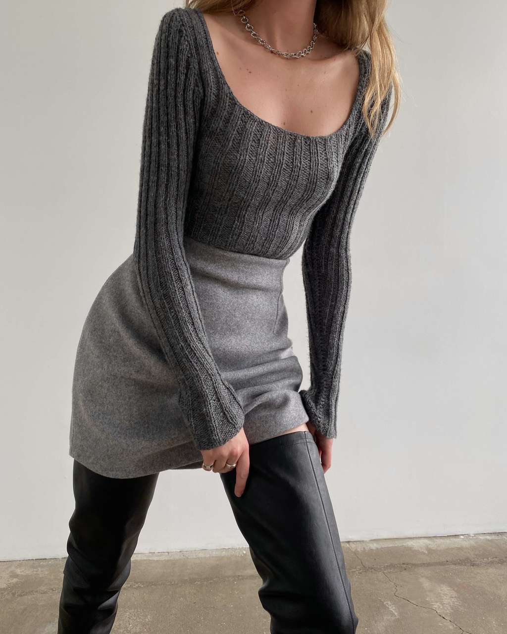 Свитер с глубоким вырезом