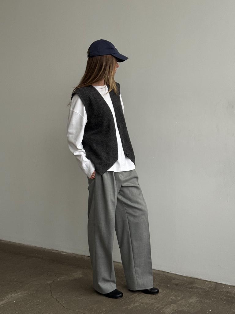 Широкие брюки со стрелками серые