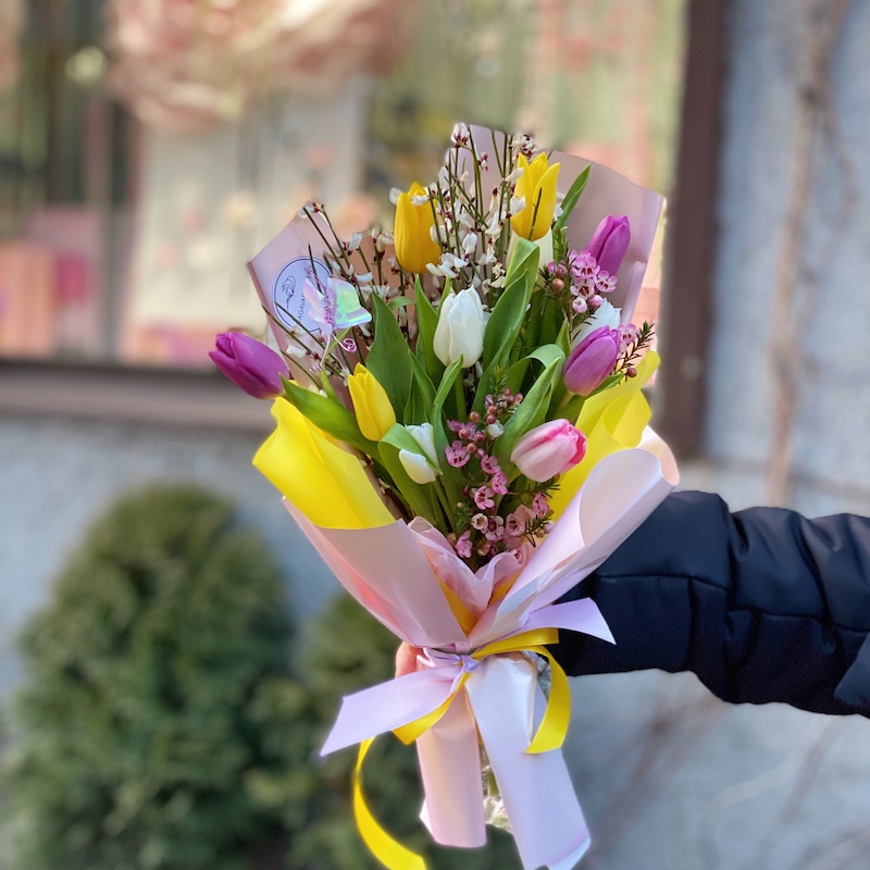 Букет из тюльпанов и ароматной джинстер