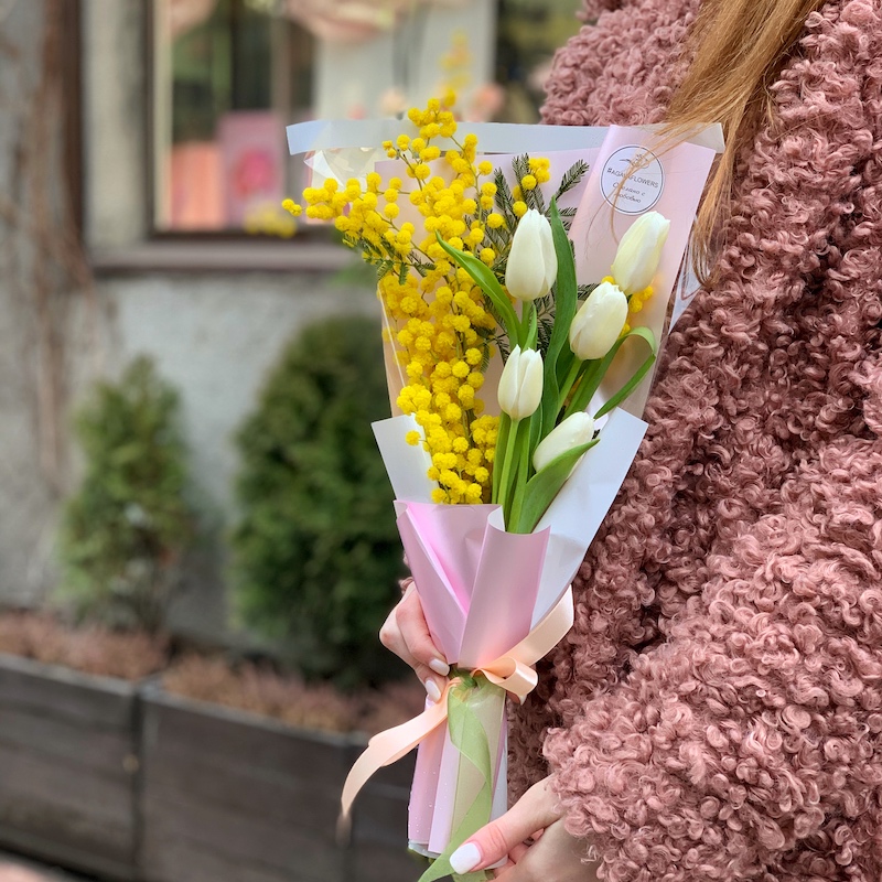 Весенний букет с мимозой и тюльпанами