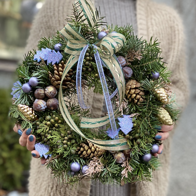 Новогодний венок из живой пихты Нобилис с шишками и декором